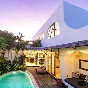 Castilla - Ethnic Vibes Tropical 4br With Private Pool, 10 Minutes From Canggu Villa